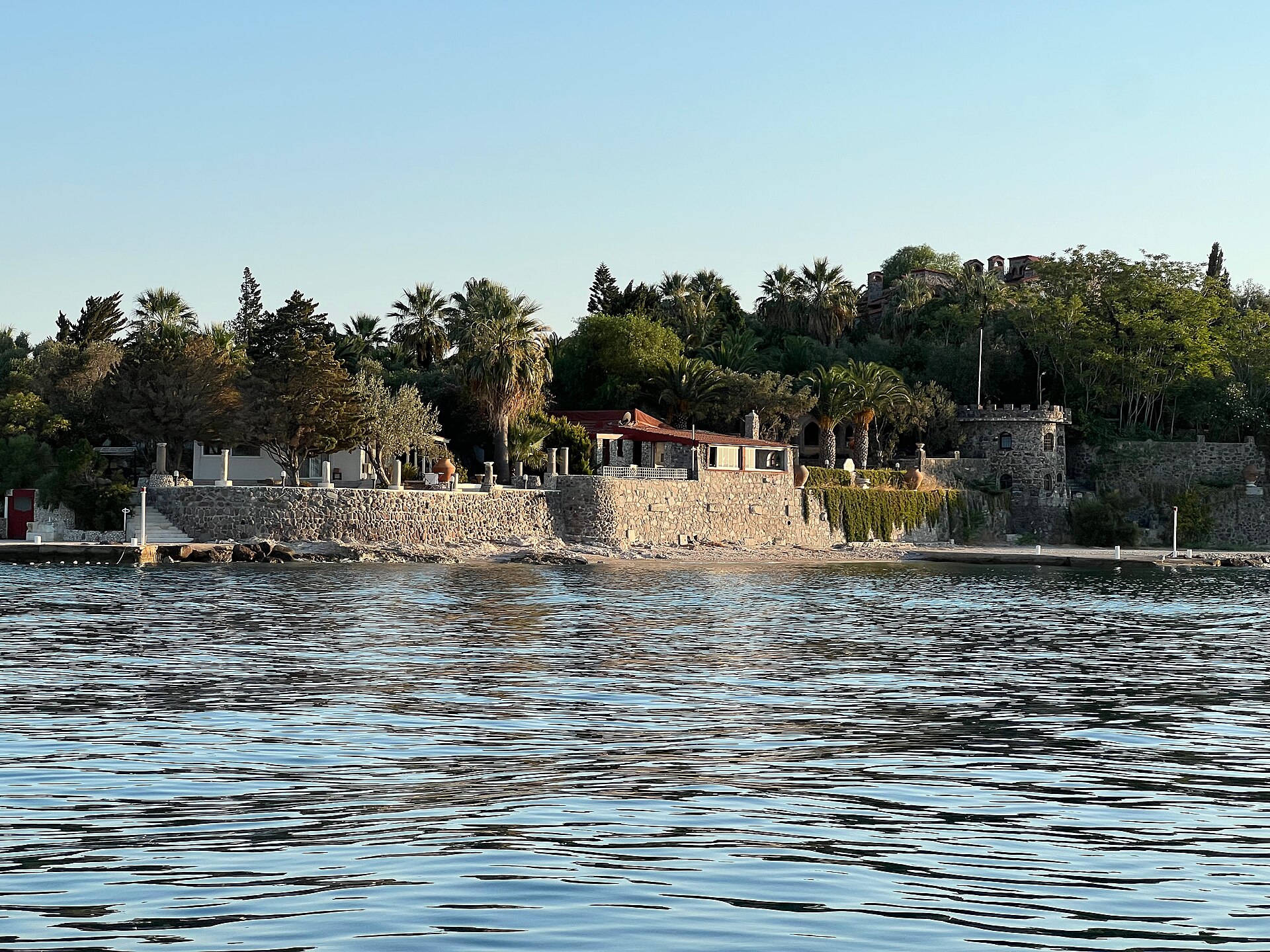 Kalem Adası Otel Kıyısı